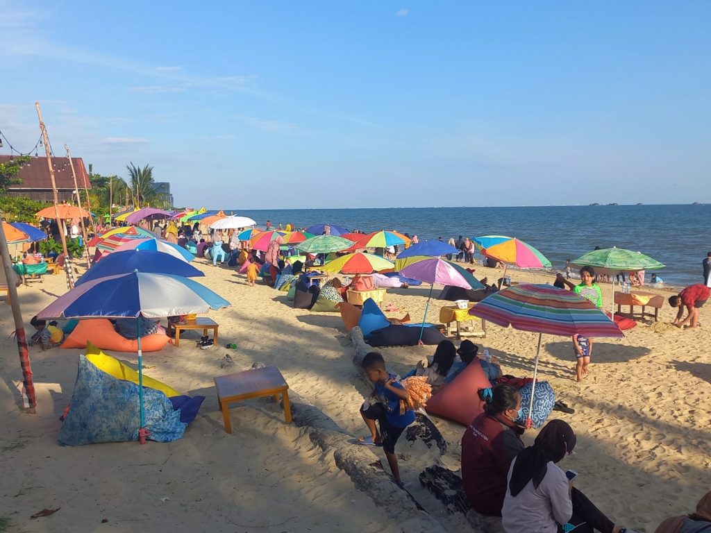 Ingin Santai, Pantai Kilang Mandiri Jadi Pilihan