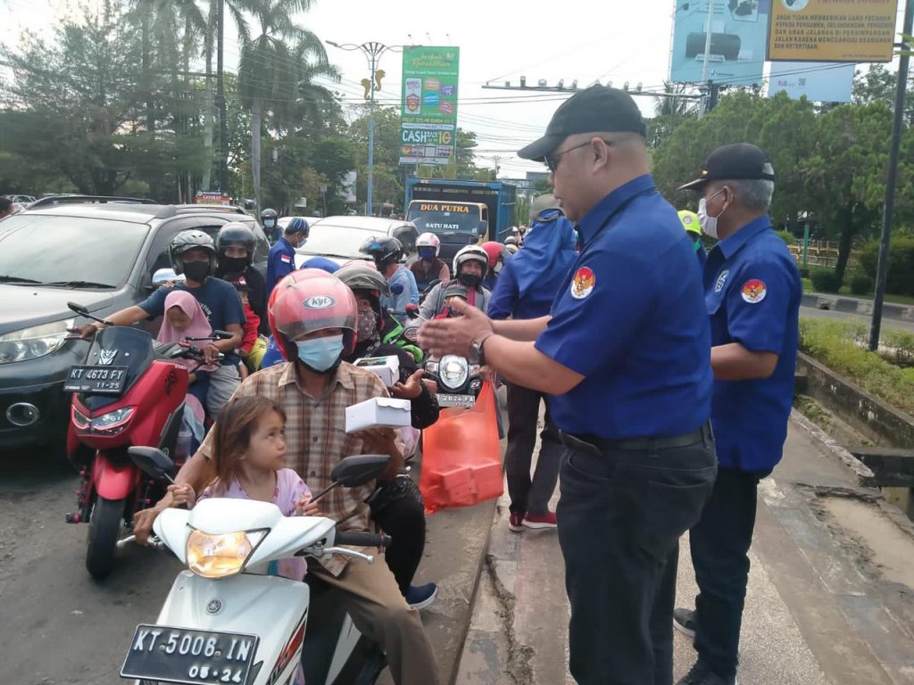 Berkah Ramadan, Sijaka Berbagi Takjil untuk Pengendara
